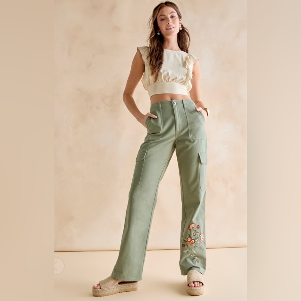 Francesca’s Women’s Floral Embroidered Green Pants Size  Size medium NWT